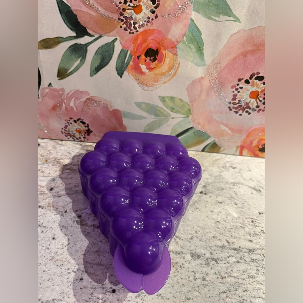 Airtight grape-shaped container Tupperware 🍇